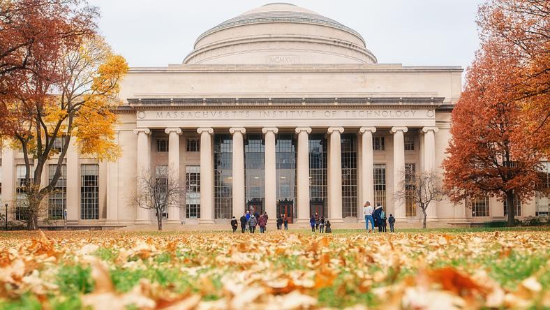 致MIT校长副校长的信:抬起头颅,直起脊梁